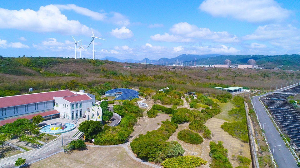 台電在墾丁公園內設立南部展示館，提供墾丁地方販售農特產，並展示生態保育及教育成果